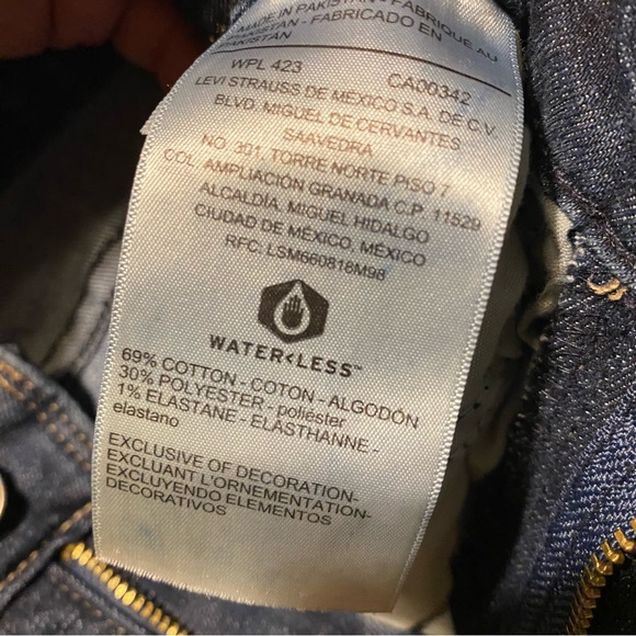 Levi’s Mid Rise Dark Wash Capri Jeans Size 6 - Picture 6 of 7